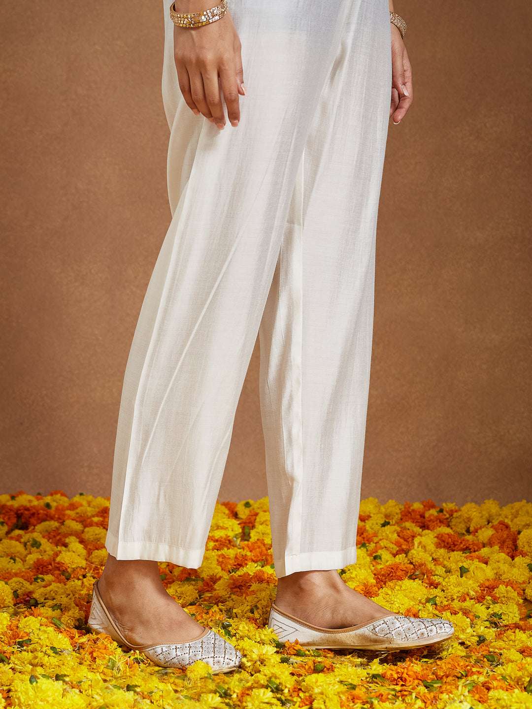 Anika Off-White Chanderi Kurta Set Sajnaa