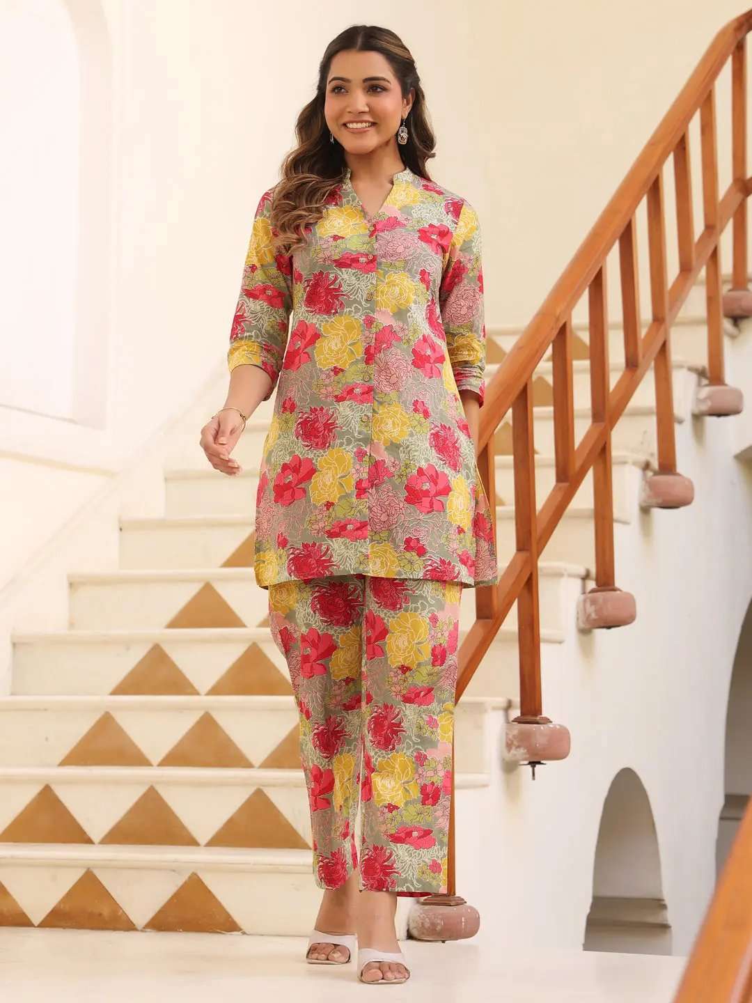 Straight-fit floral kurta and pants – comfortable casual set