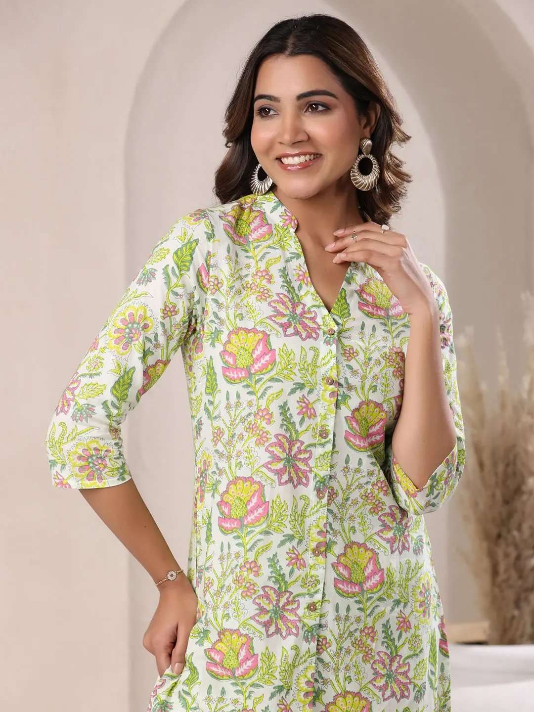 Straight kurta with mandarin collar – elegant daily outfit