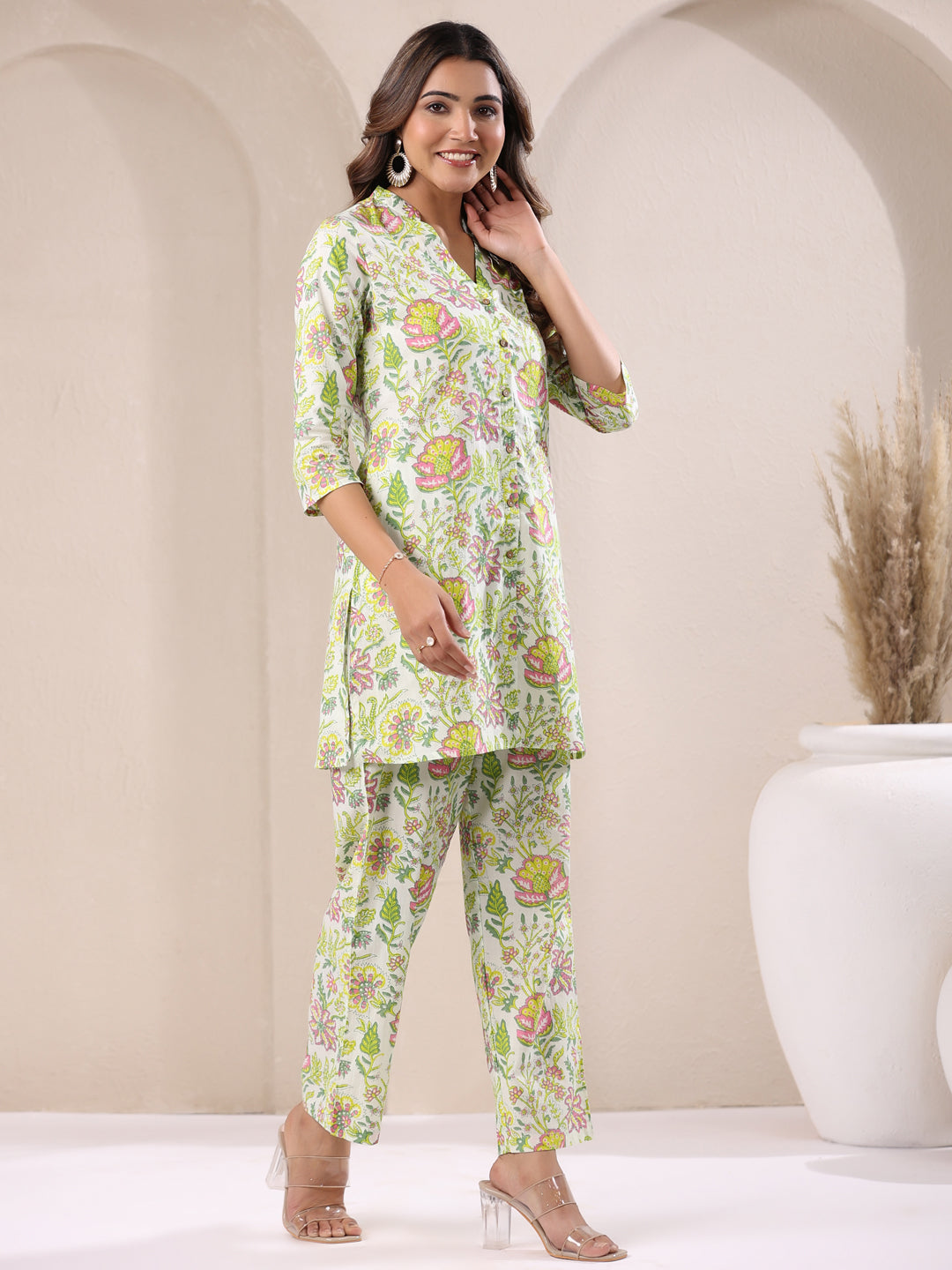 Straight kurta and pants set – relaxed and flattering fit